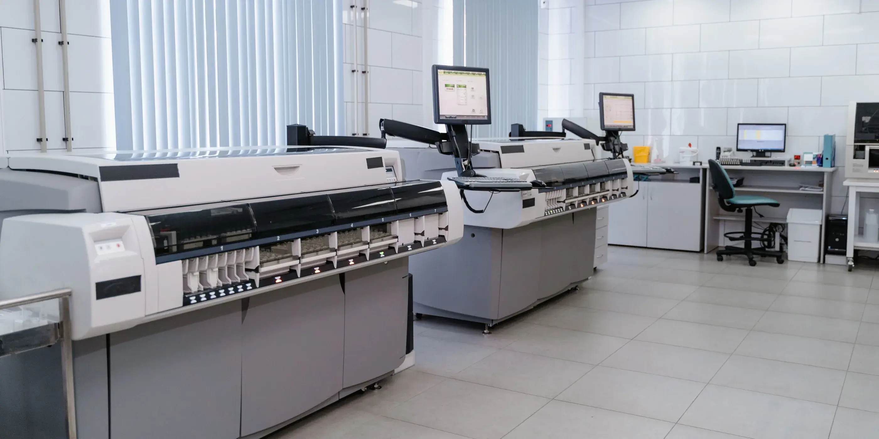 Modern automatizált laboratóriumi berendezések világos technológiai környezetben.